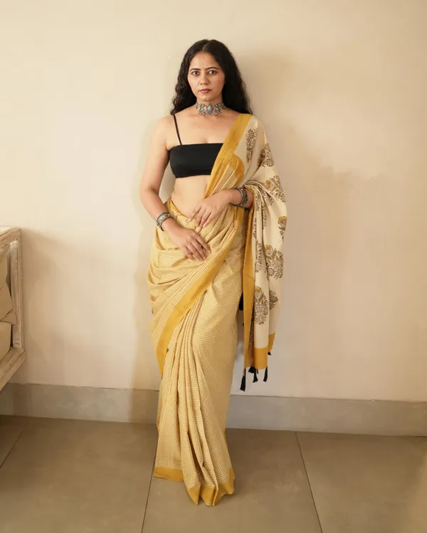 Mustard_Cotton_Checks_Printed_Mul_Saree_With_Tassels_For_Women